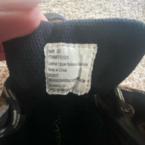 Magellan Outdoors Hiking Boots Boys size 5D ALMOST NEW ! - Picture 2 of 7